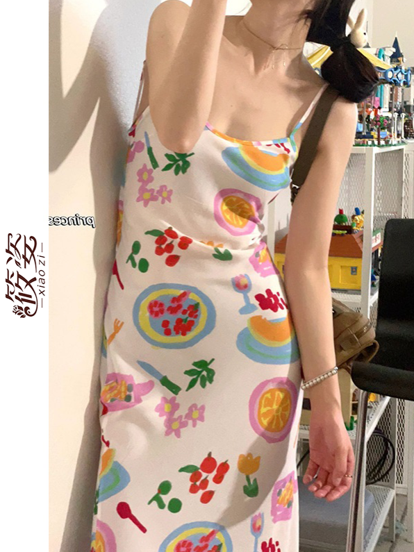 筱姿設計感白色水果花草印花修身收腰吊帶連衣裙女2023年新款長裙