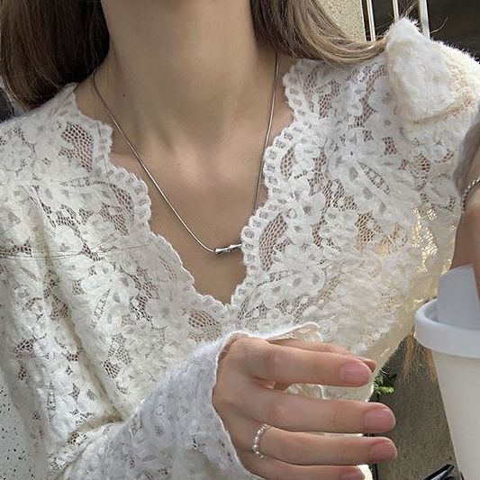 磨毛蕾絲打底衫女春秋內搭2023新款高級設計感小眾V領白色上衣潮