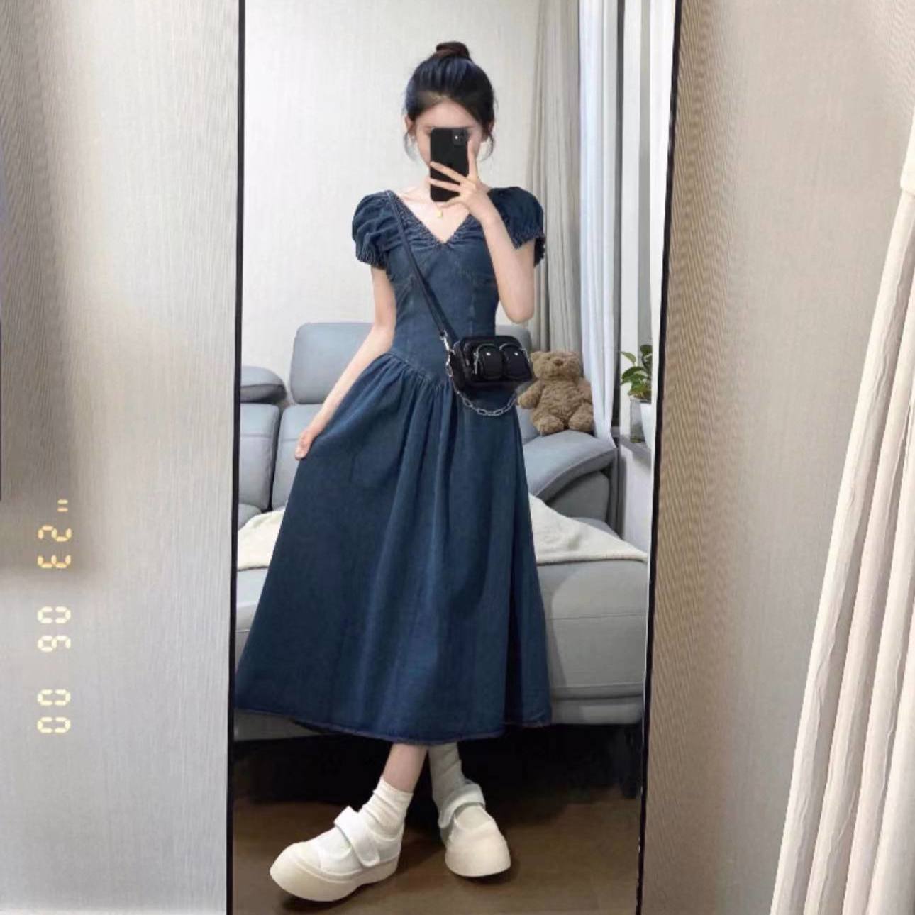港風復古辣妹小眾收腰顯瘦露背v領牛仔連衣裙女學生夏季韓版簡約