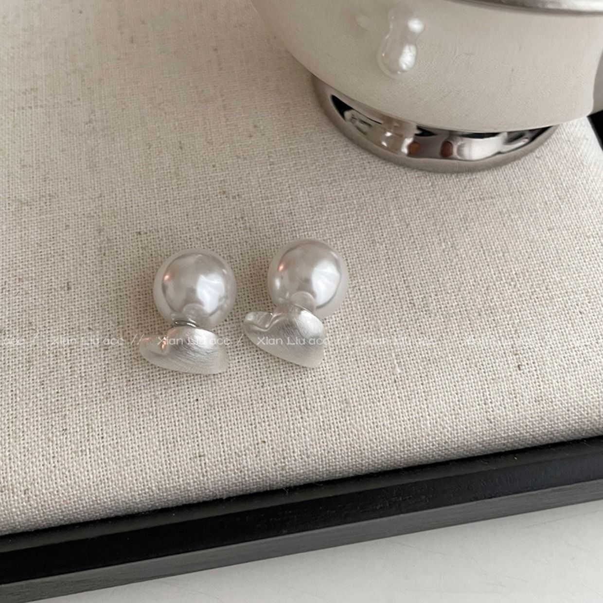 A pair of brushed love pearl earrings with a niche design sense of high-end earrings retro temperament versatile earrings for women