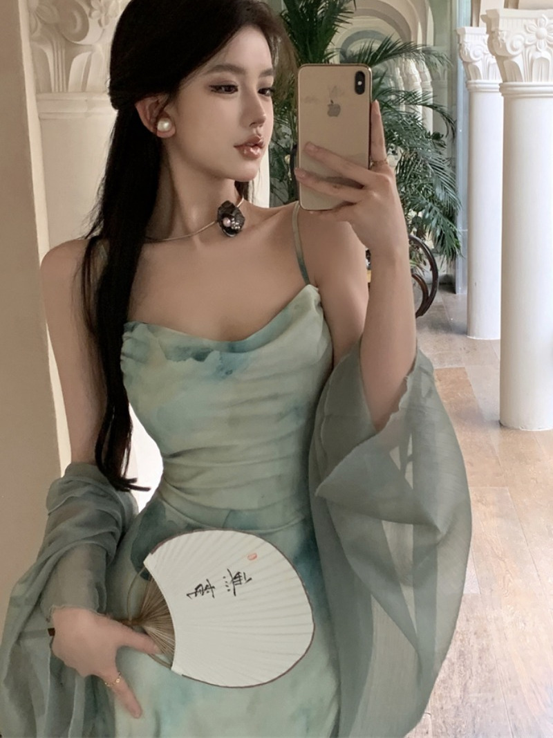 法式純欲風新中式氣質裙子綠色吊帶連衣裙女夏溫柔風清冷包臀長裙