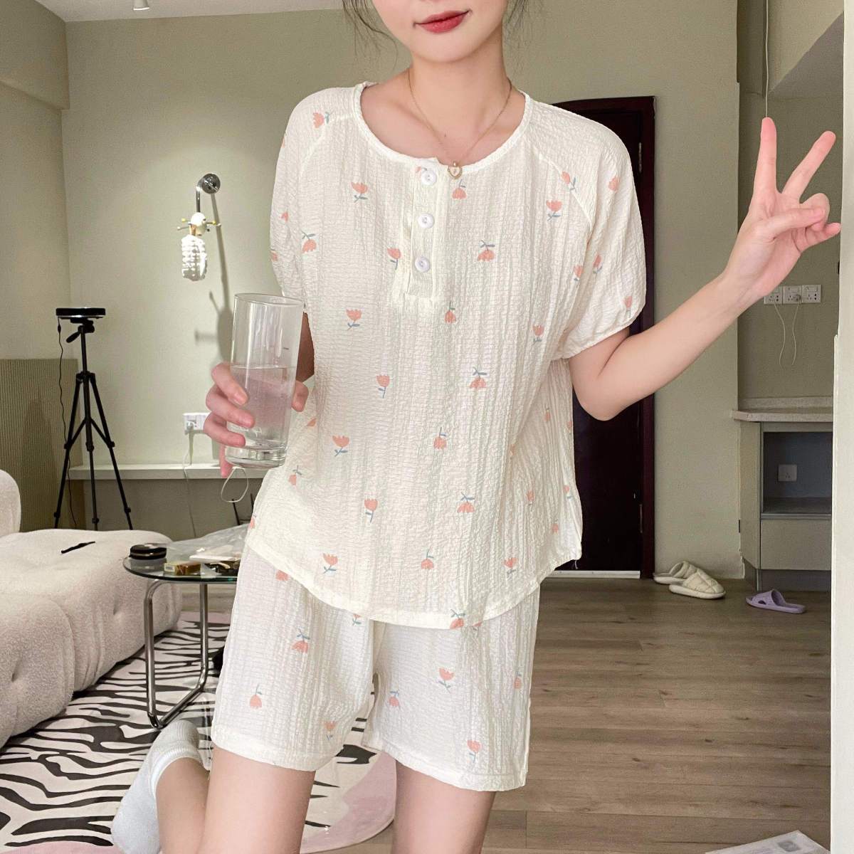 Ins wind pajamas female summer thin section short-sleeved shorts summer cute round neck home service two-piece suit can be worn outside