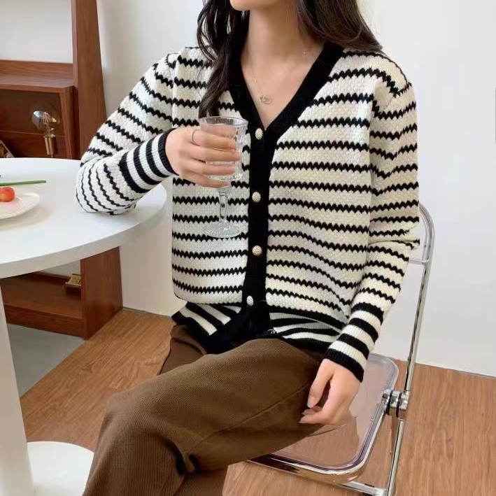 條紋針織開衫女秋冬2023年新款長袖v領外搭薄款寬鬆毛衣百搭打底