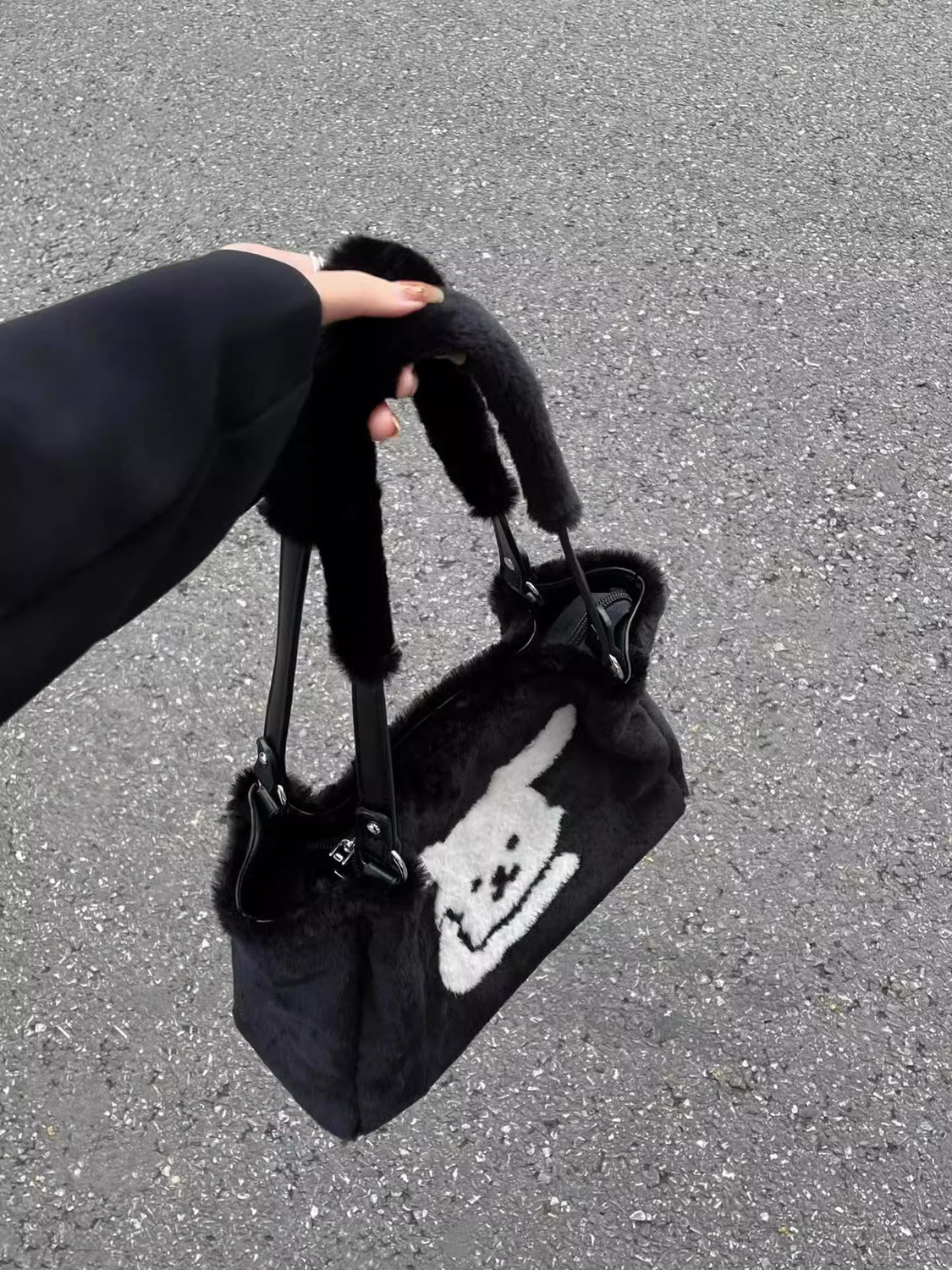 2023 new autumn and winter cute plush bag shoulder bag niche design portable furry bunny tote bag for women