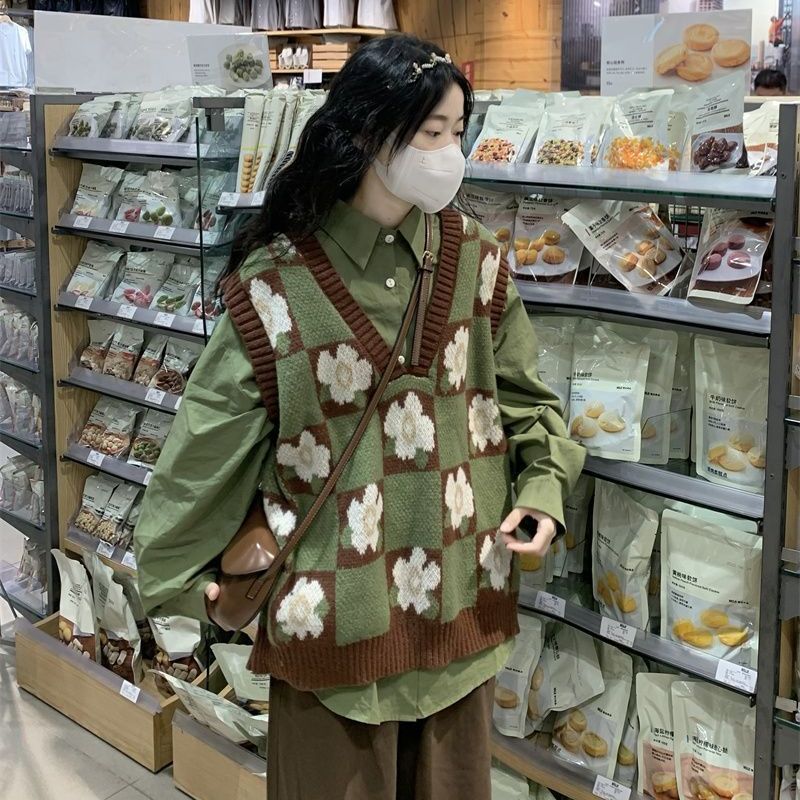 Japanese sweet plaid layered flower knitted vest vest sweater female student + green top one-piece suit