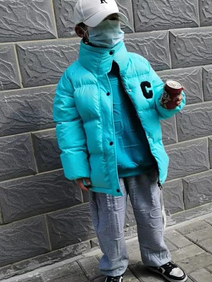 Children's down jacket girls and boys 22 autumn and winter new 90 white duck down foreign style thickened warm jacket with hood short