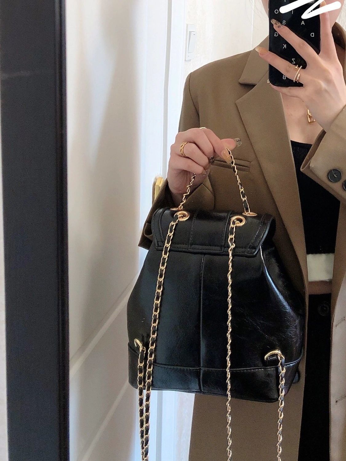 Shoulder chain bag black small fragrant wind water bucket bag Korean small crowd design all-match high-grade oily wax leather small backpack