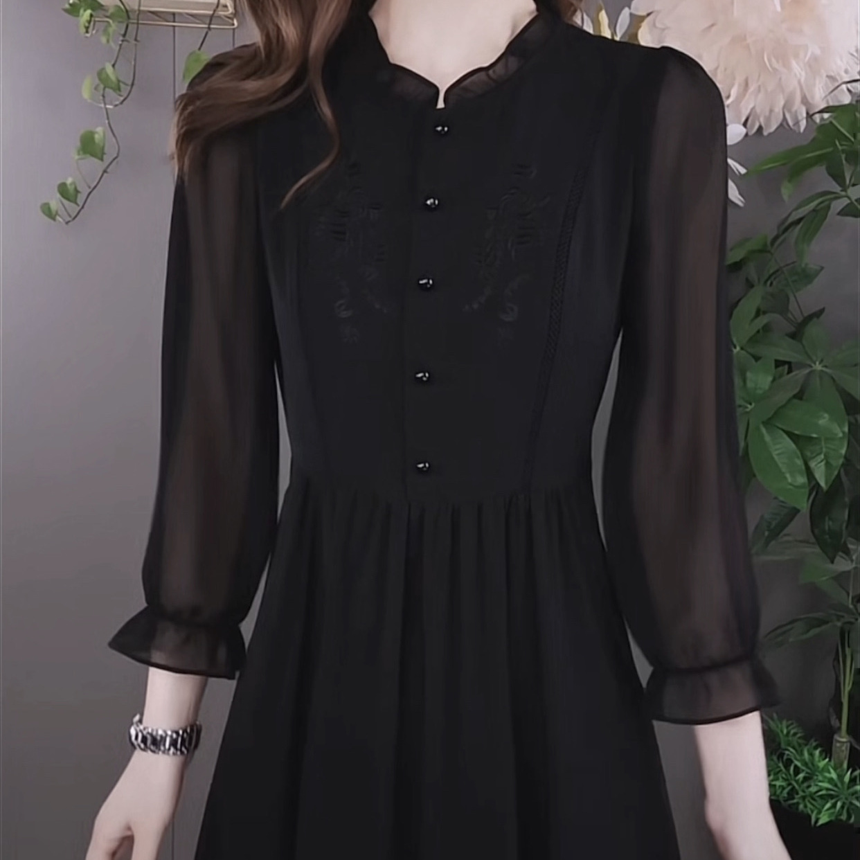 重工刺繡法式冰絲四面彈連衣裙2023新款女裝秋洋氣赫本風小黑裙子