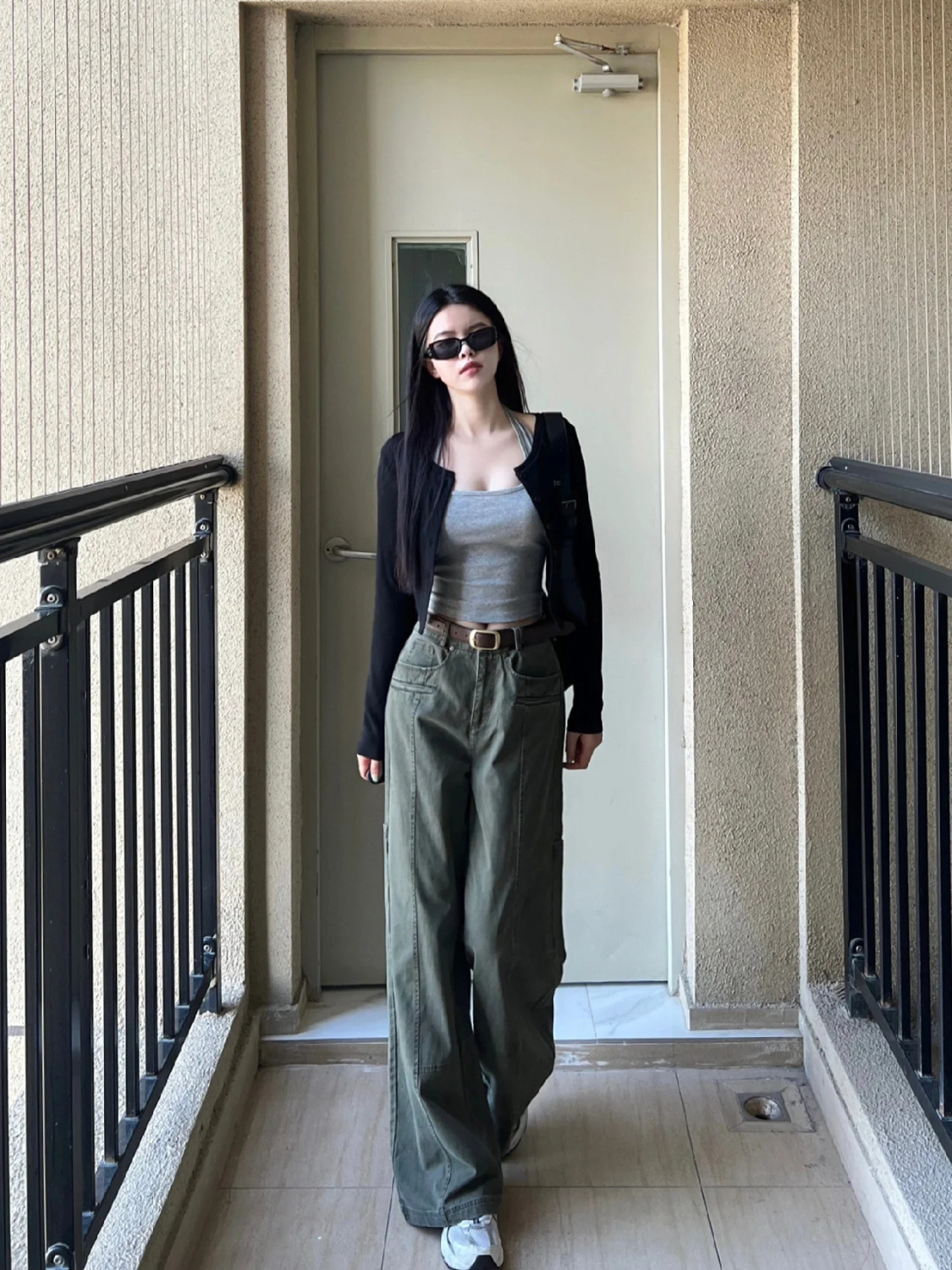 軍綠色多口袋設計牛仔褲女秋季高腰顯瘦闊腿褲立體線條感拖地褲子