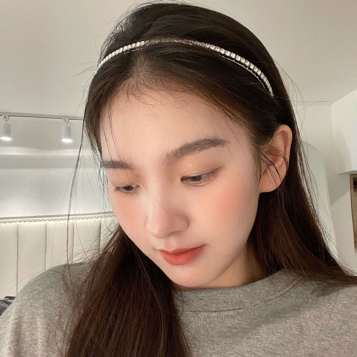 Korean ins versatile going out super fairy simple rhinestone internet celebrity thin edge pressure hair hoop female hairpin headband female Xia Xin