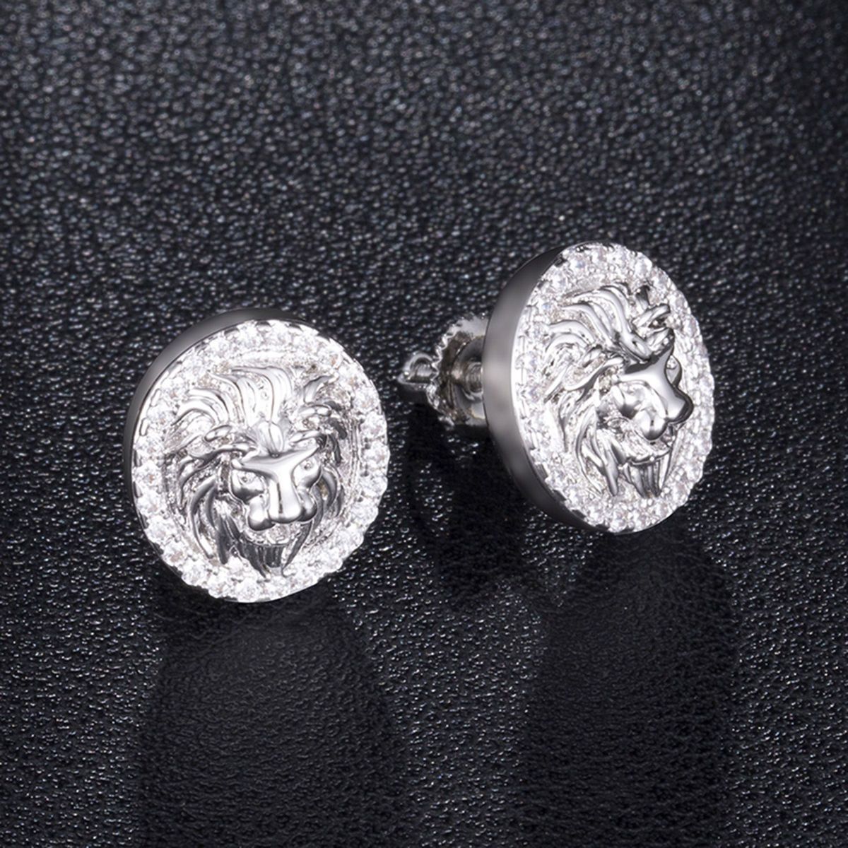Orecchini a lobo testa di leone con zirconia e strass hip-hop_voghion.com