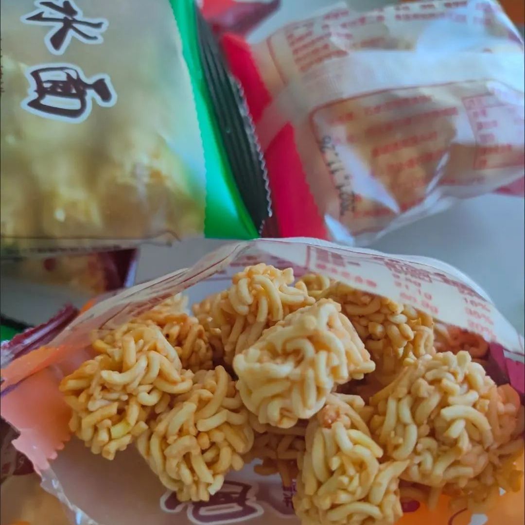 干吃面口水面拉面丸子掌心面虾仔面网红休闲零食小吃食品整箱批发