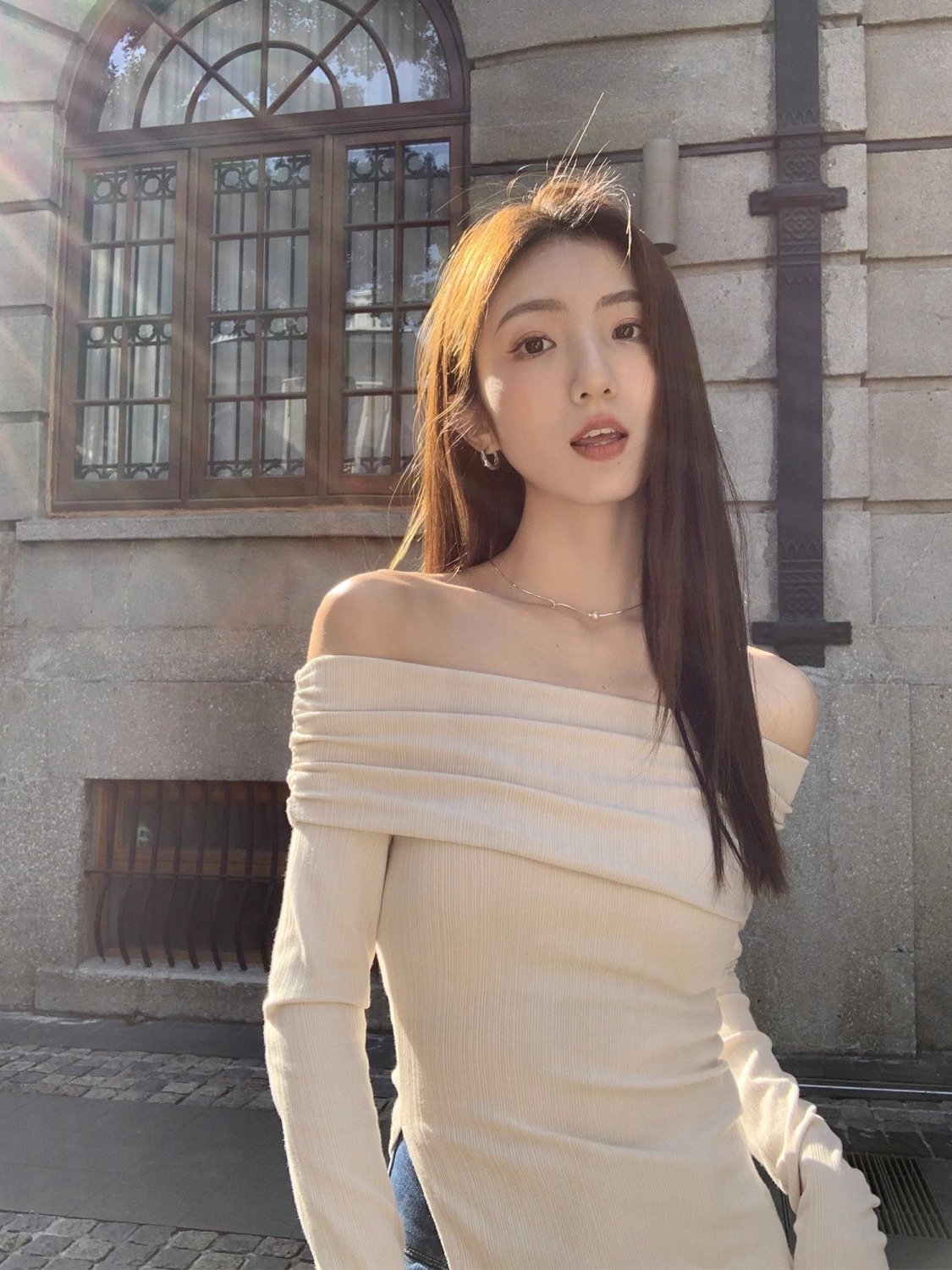 一字肩長袖t恤女2023春秋ins潮開叉不規則設計感修身顯瘦露肩上衣