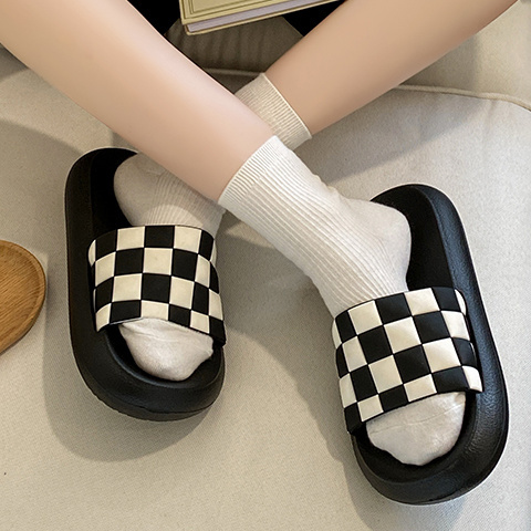 Black and white grid slippers female summer wear non-slip student fashion ins couple home soft bottom bathroom sandals and slippers male