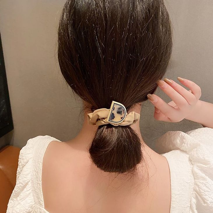 Faixa de cabelo feminina com presilha e letras, de alto valor estético, com formato de laço grosso para amarrar o cabelo e faixa para coque._voghion.com