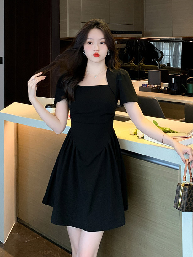 Xiaozi's new French square collar short-sleeved waist slimming pure desire style pleated little black dress dress 