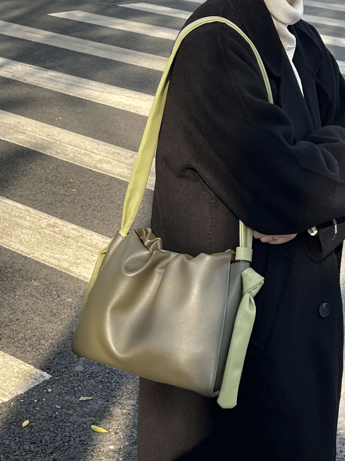 So soft! High-end soft leather cloud bag women's 2023 new bucket bag contrasting color single shoulder Messenger Tote bag