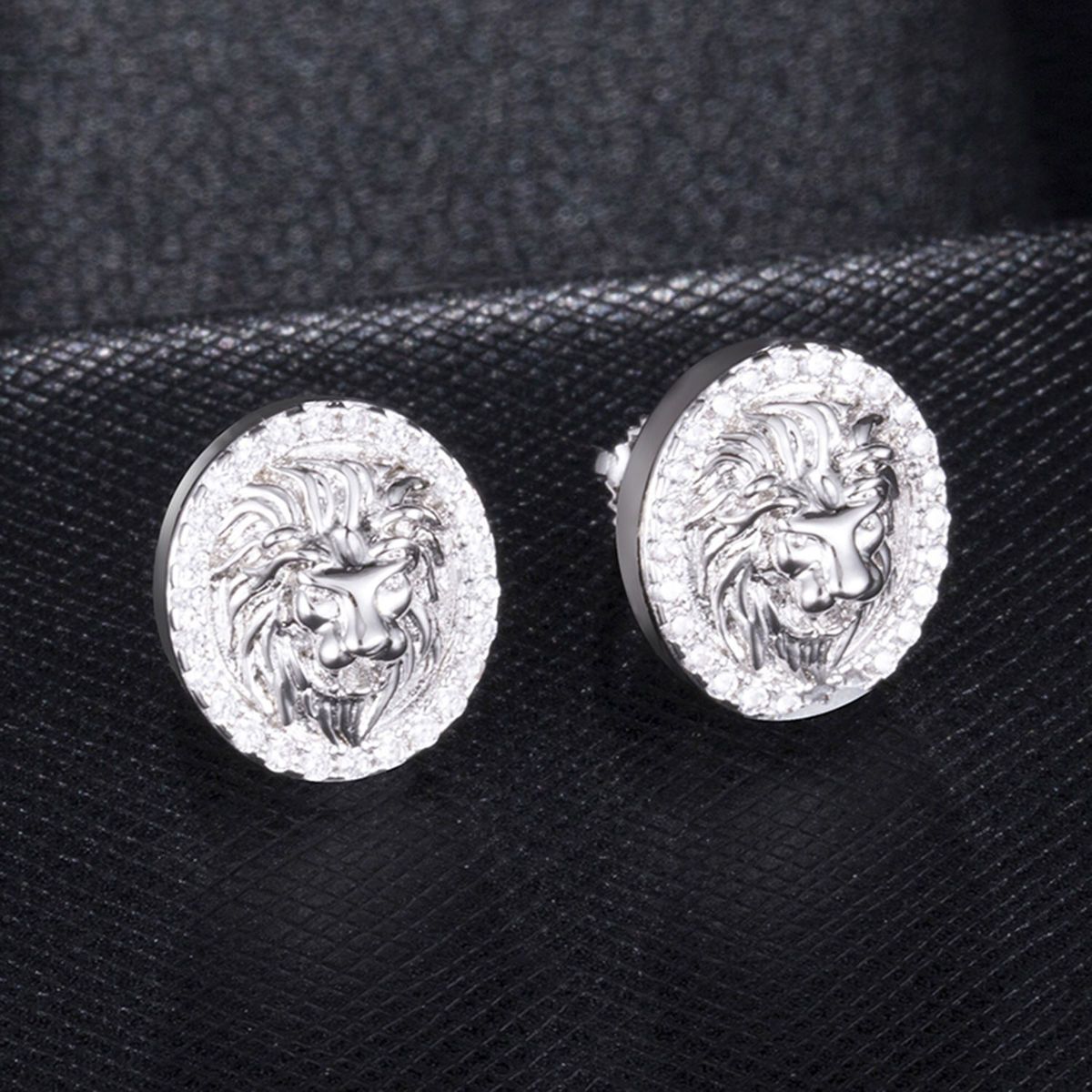 Orecchini a lobo testa di leone con zirconia e strass hip-hop_voghion.com