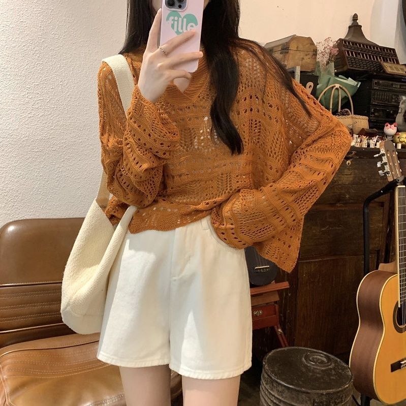 Short hollow long-sleeved top with a sense of design for women. Sweet and Korean-style loose and large-size autumn thin blouse.