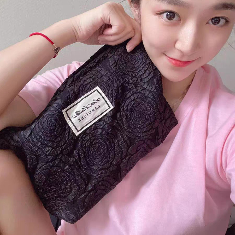 新款女士韩版化妆包压花高级感手拿包大容量百搭洗漱包便携收纳袋