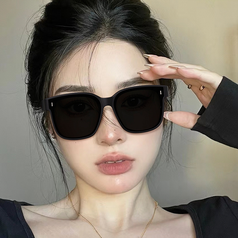 Set of polarized sunglasses for men and women, which can be used as a pair of myopia glasses for driving, fashionable and trendy sunglasses for summer sun protection
