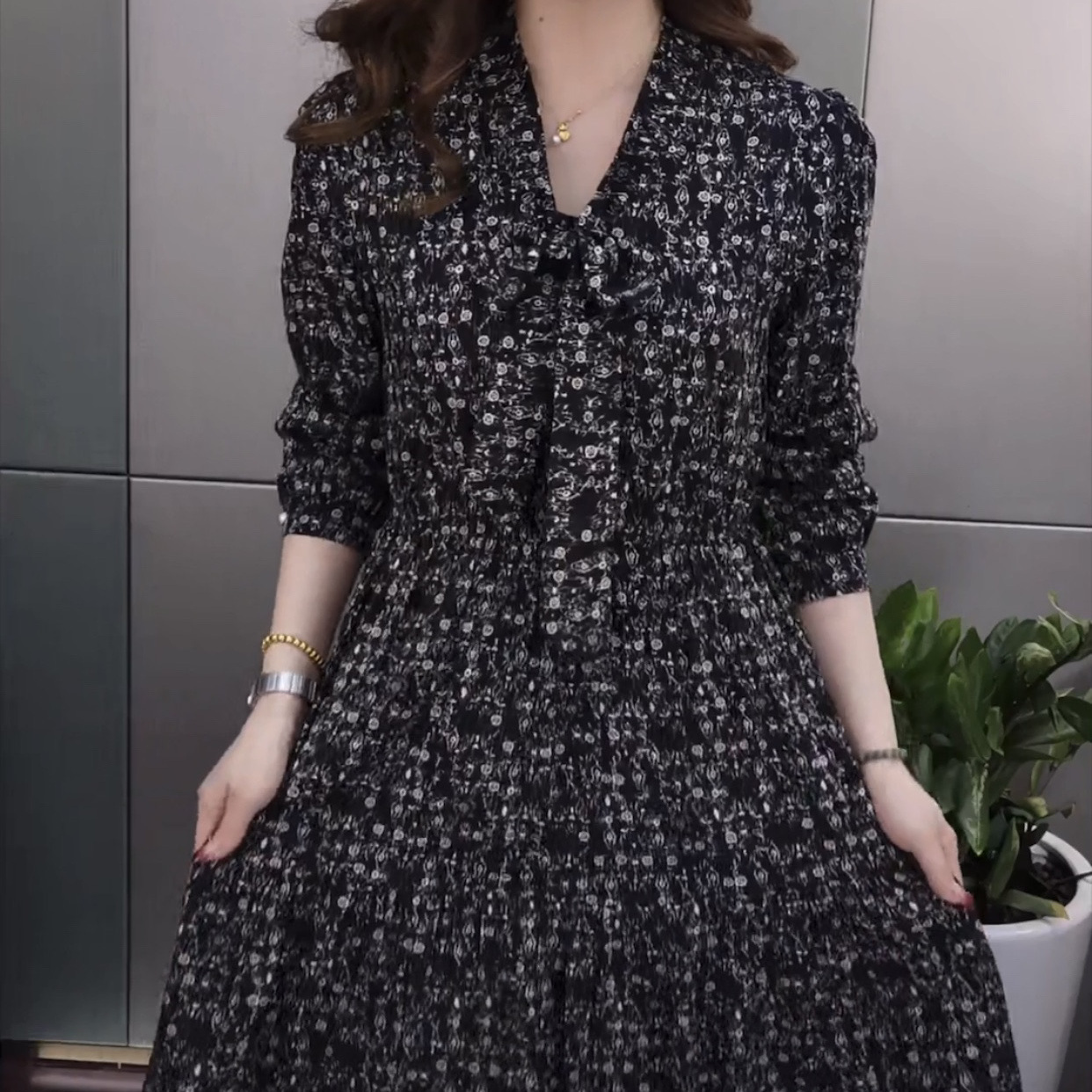 碎花連衣裙2023新款女裝早春修身高檔洋氣顯瘦長袖圍巾領媽媽裙子