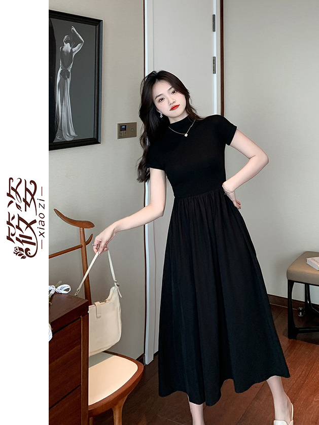 Xiaozi French short-sleeved slim-fit Hepburn dress 2023 new style little black dress mid-length waist waist a-line skirt