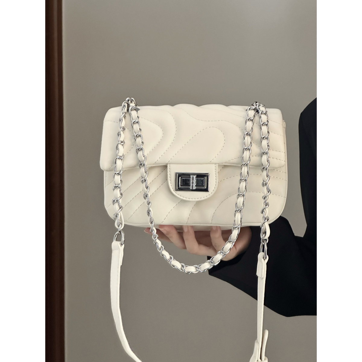 2023 neue Sen-Serie Xiaoxiangfeng bestickter Faden Damen Textur Kettentasche Frühlingsschloss Mode eine Schulter_voghion.com