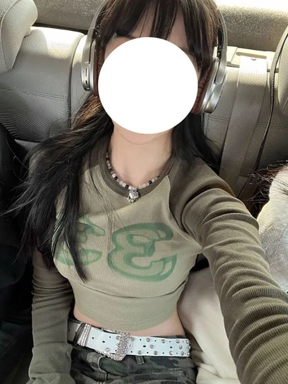 2023年美式街頭復古插肩袖印花長袖T恤女設計感短款修身顯瘦上衣