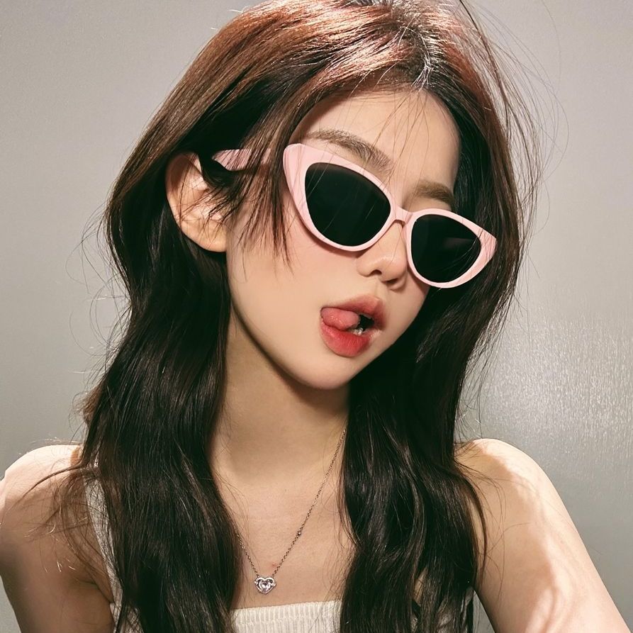 Sunglasses for women, high-end, small face, European and American style retro black cat eye 2023 new internet celebrity sunglasses for hot girls