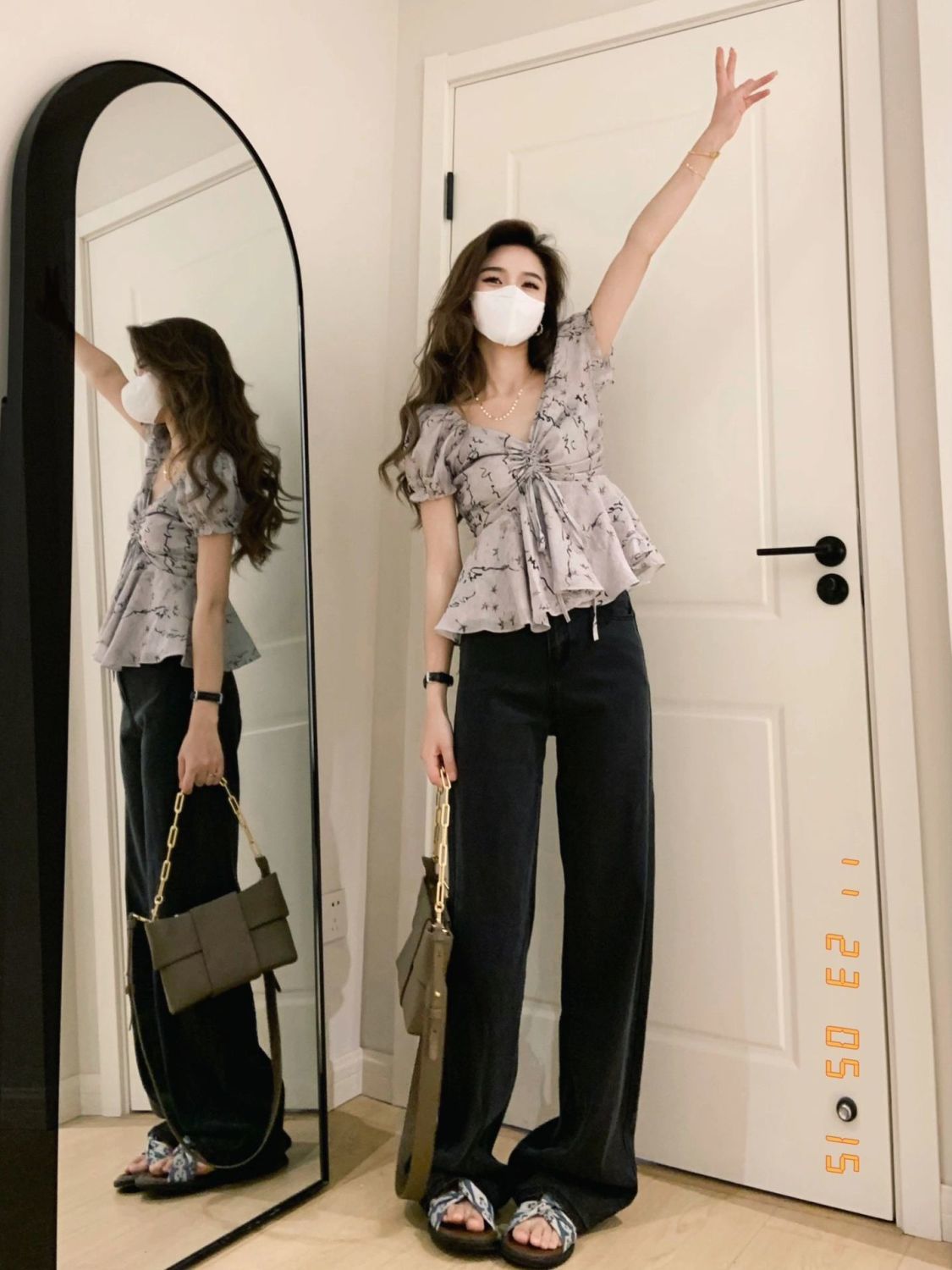 時尚套裝女夏2023新款泡泡袖V領襯衫上衣穿搭高腰顯瘦牛仔闊腿褲