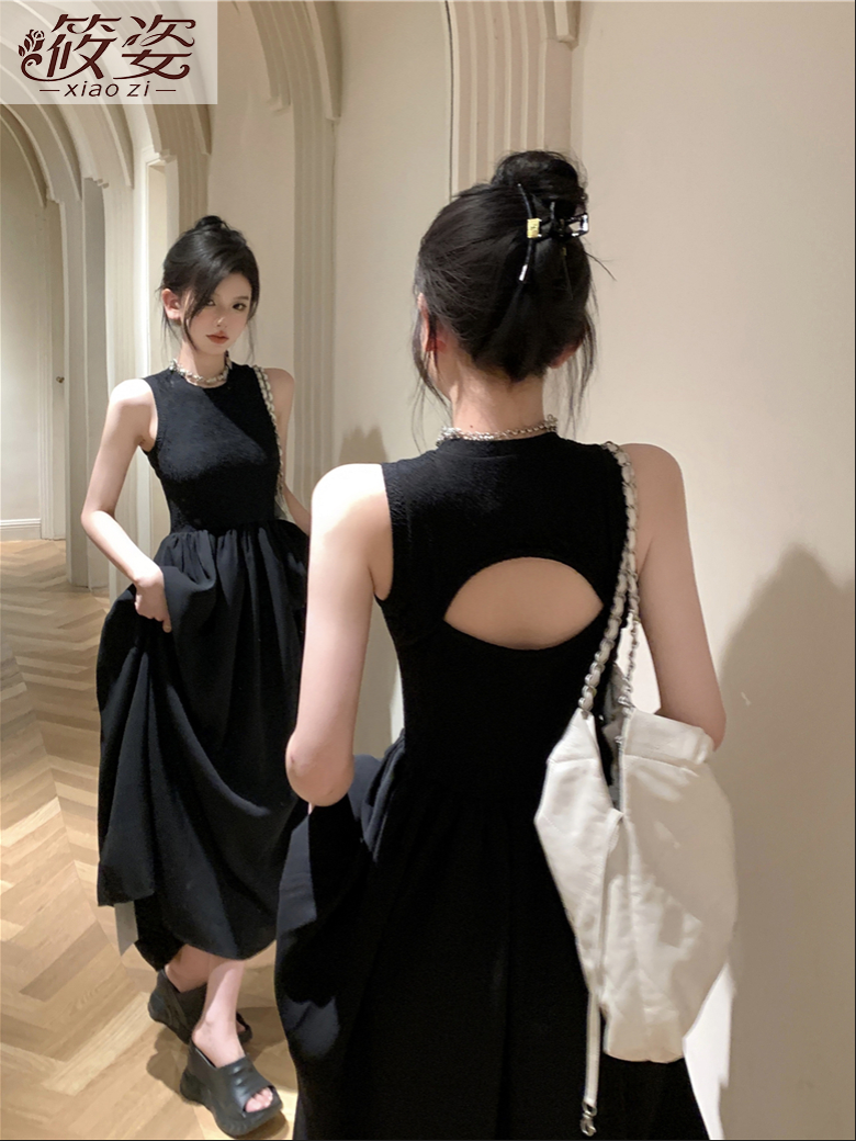筱姿黑色圓領無袖法式復古超仙連衣裙女春季設計感鏤空露背長裙子