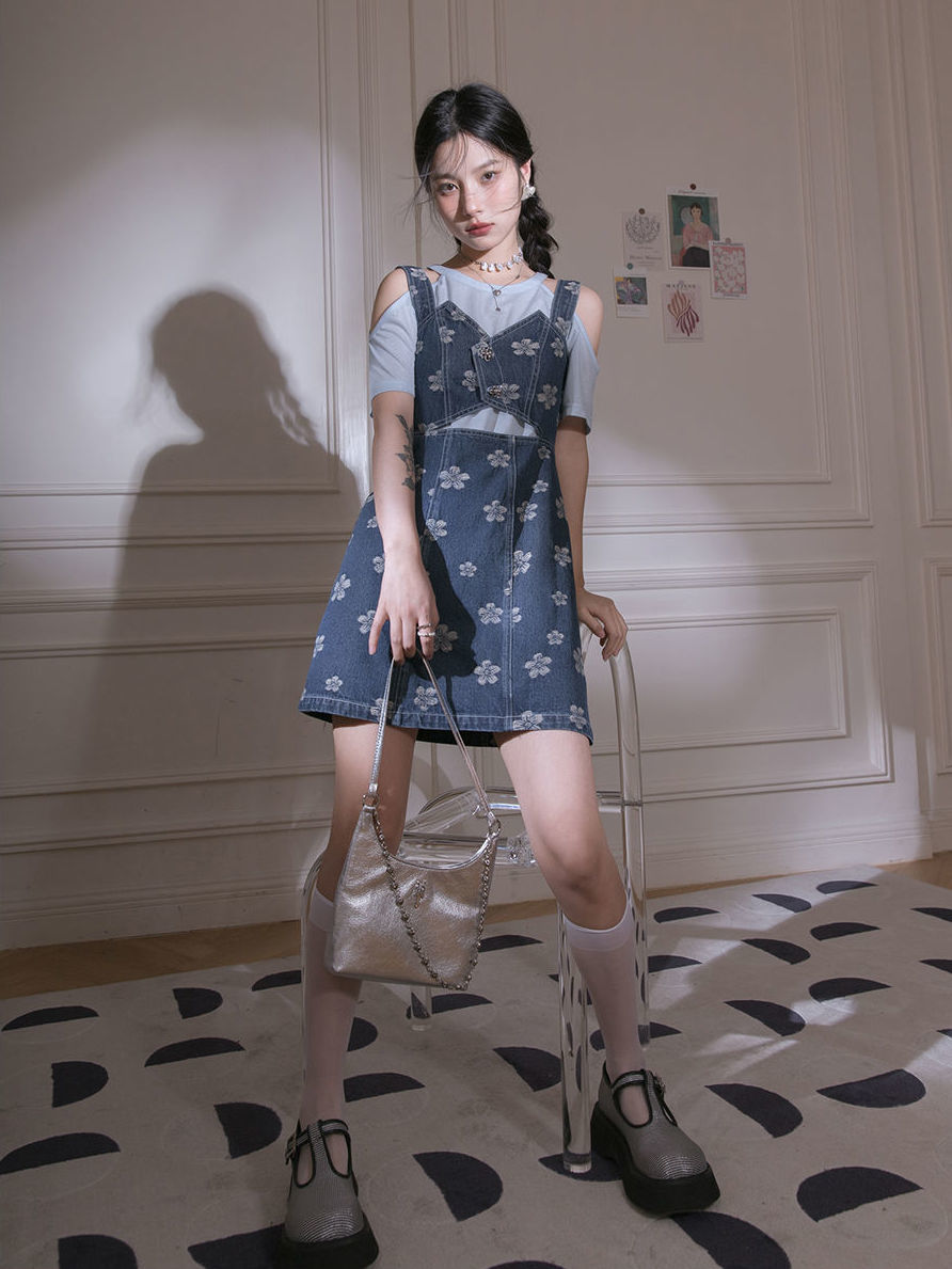 Light cooked style women's clothing Hong Kong flavor salt system wearing off-the-shoulder top blue suspender skirt two-piece suit dress female summer