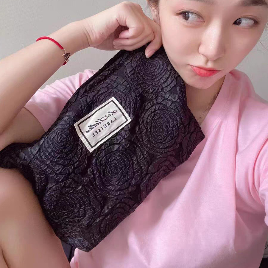 新款女士韩版化妆包压花高级感手拿包大容量百搭洗漱包便携收纳袋