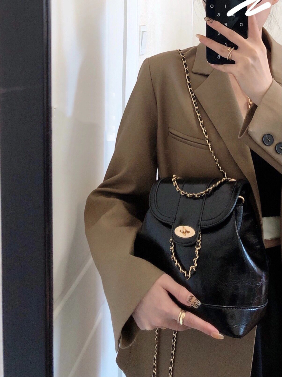 Shoulder chain bag black small fragrant wind water bucket bag Korean small crowd design all-match high-grade oily wax leather small backpack