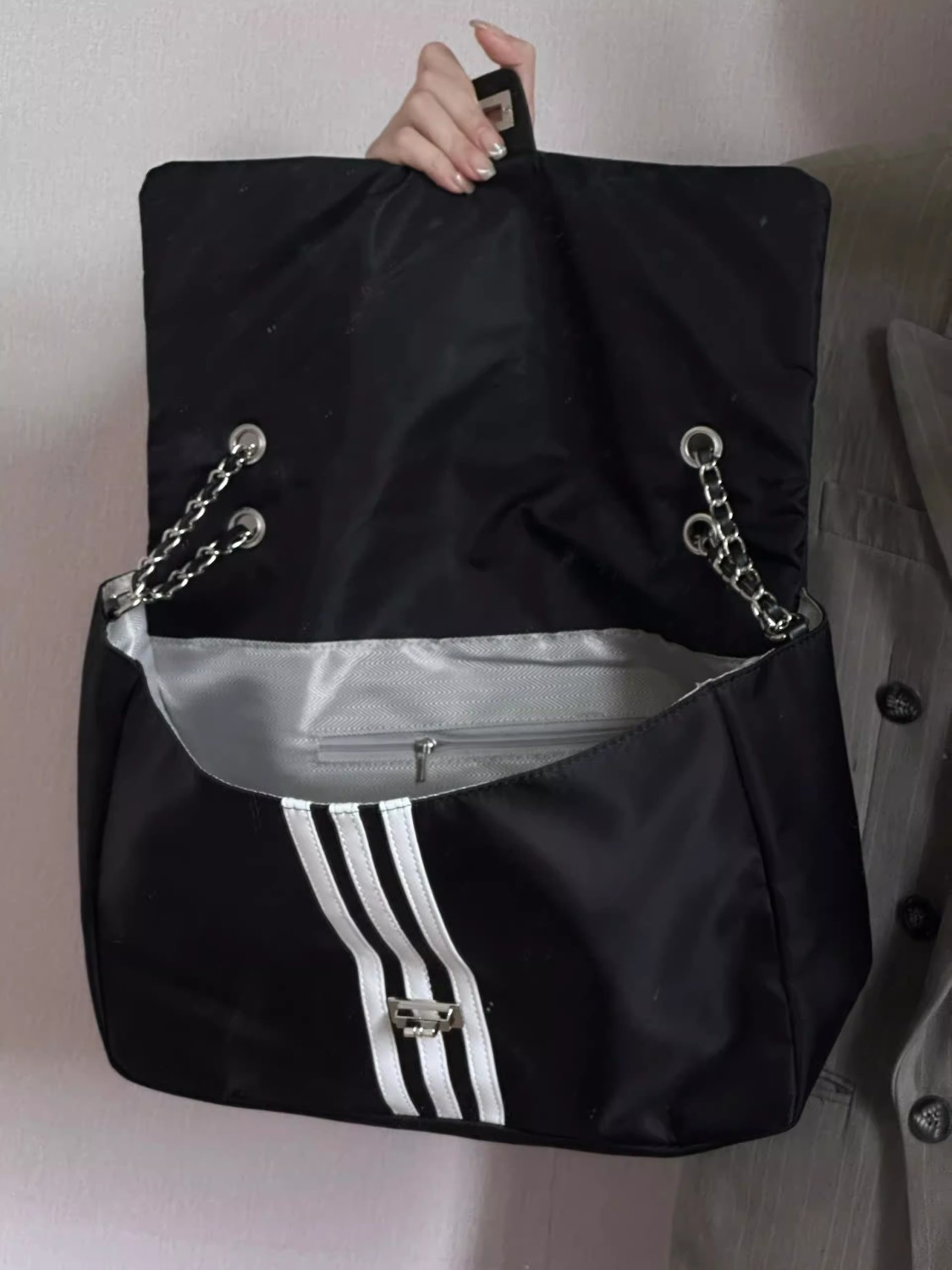 Korean trendy cool crossbody chain hobo bag for women 2023 new large capacity commuter bag niche design shoulder bag