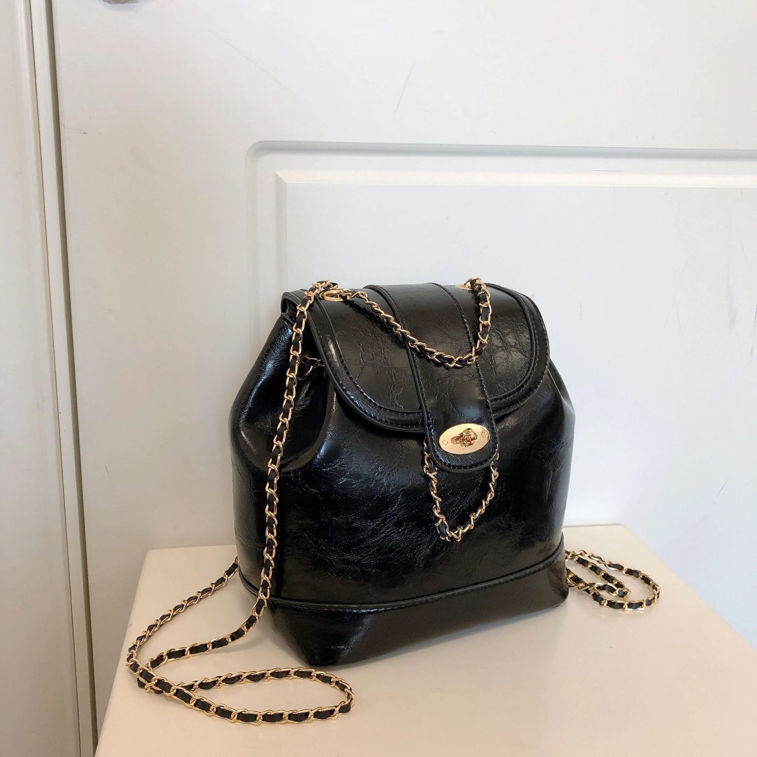 Shoulder chain bag black small fragrant wind water bucket bag Korean small crowd design all-match high-grade oily wax leather small backpack