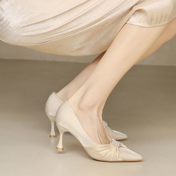 白色高跟鞋女2022年新款网红气质名媛小众设计感细跟尖头法式单鞋