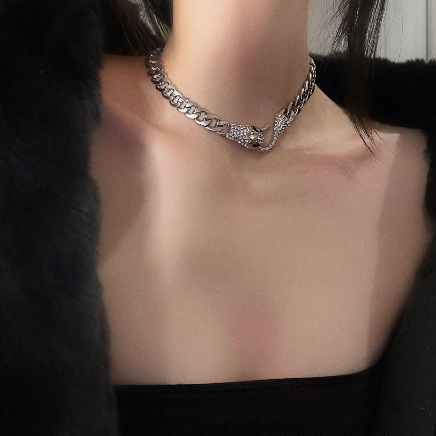 Top trending girl~Medusha ins hip-hop cold wind snake-shaped necklace necklace high-end design clavicle chain