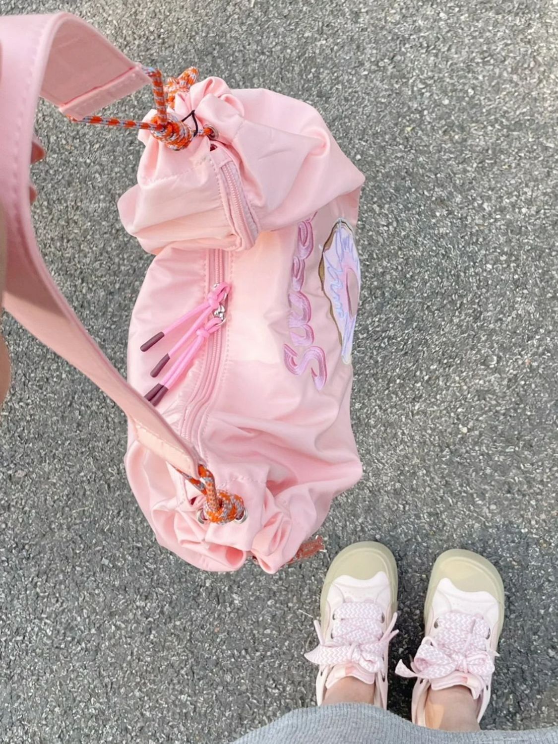 櫻花粉!王心凌同款大容量甜甜圈刺繡斜跨包包女夏手提單肩托特包