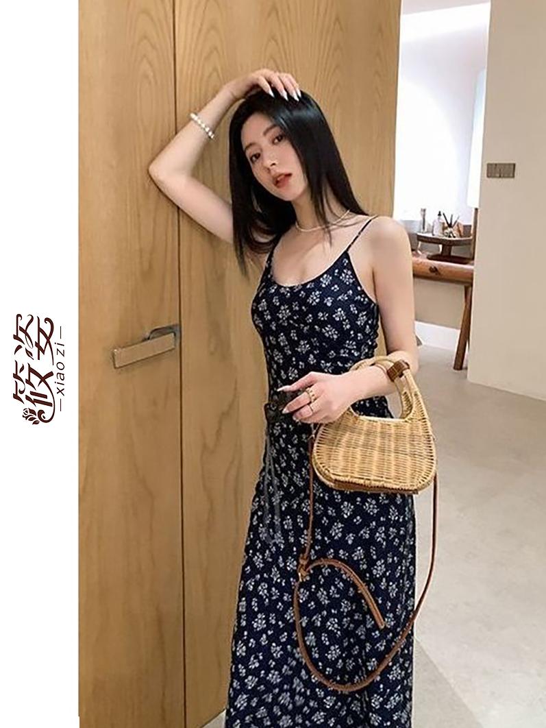 筱姿藏藍深U領碎花度假吊帶包臀連衣裙收腰長裙女2023新款法式