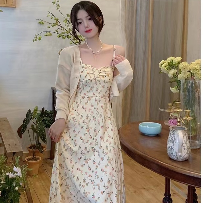 Pear-shaped figure wears a suit in early spring, fat sister looks thin, floral suspender dress, knitted cardigan two-piece suit
