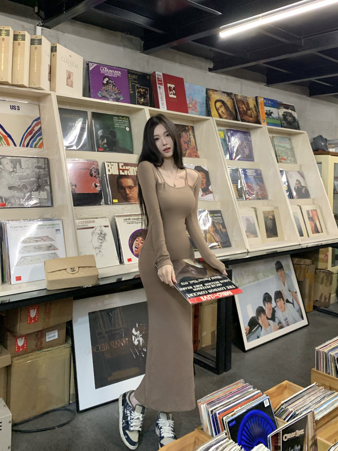 法式輕熟御姐連衣裙2023秋冬輕奢打底長裙辣妹露肩收腰顯瘦包臀裙
