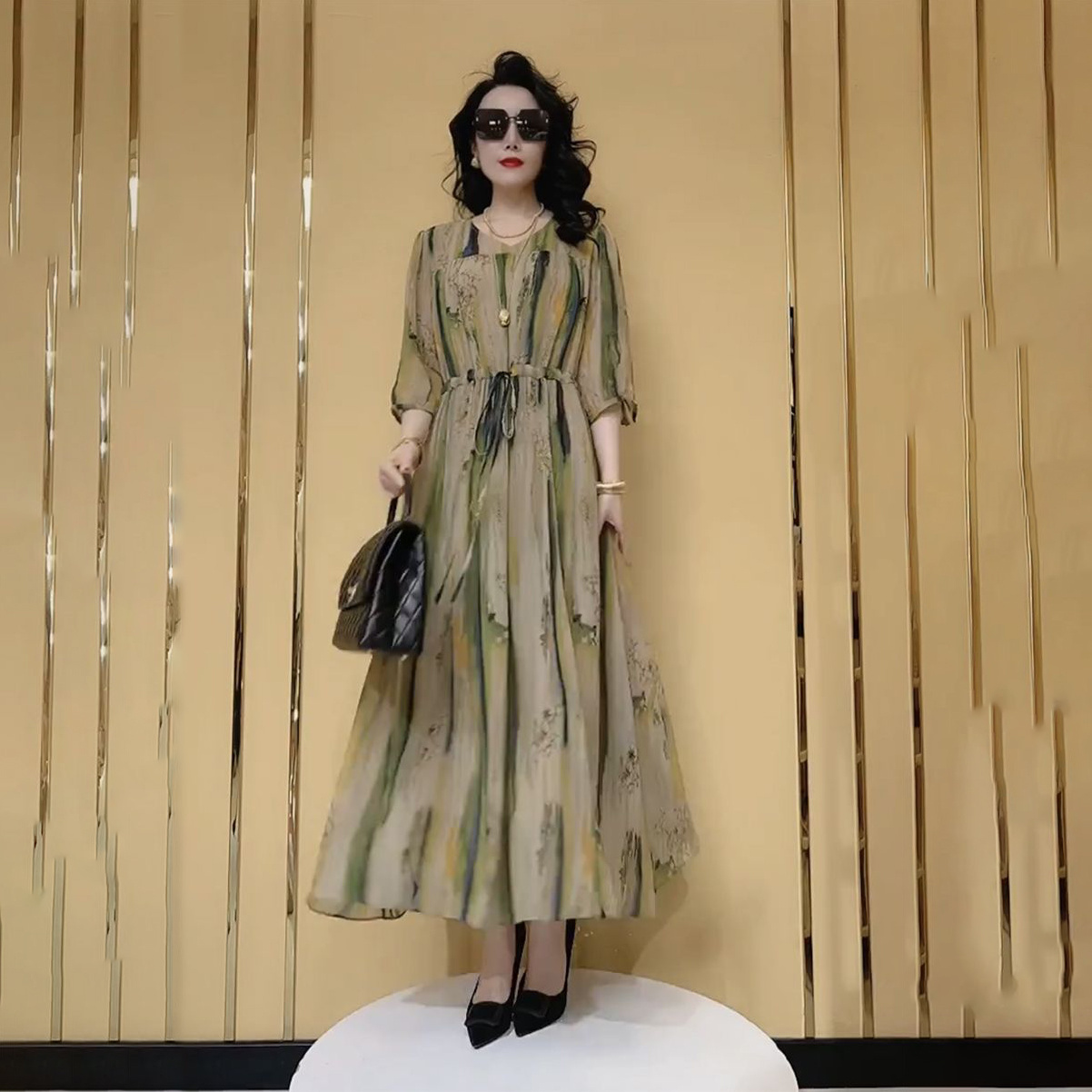貴夫人洋氣V領真絲印花連衣裙2023春夏新款寬鬆顯瘦收腰桑蠶絲裙
