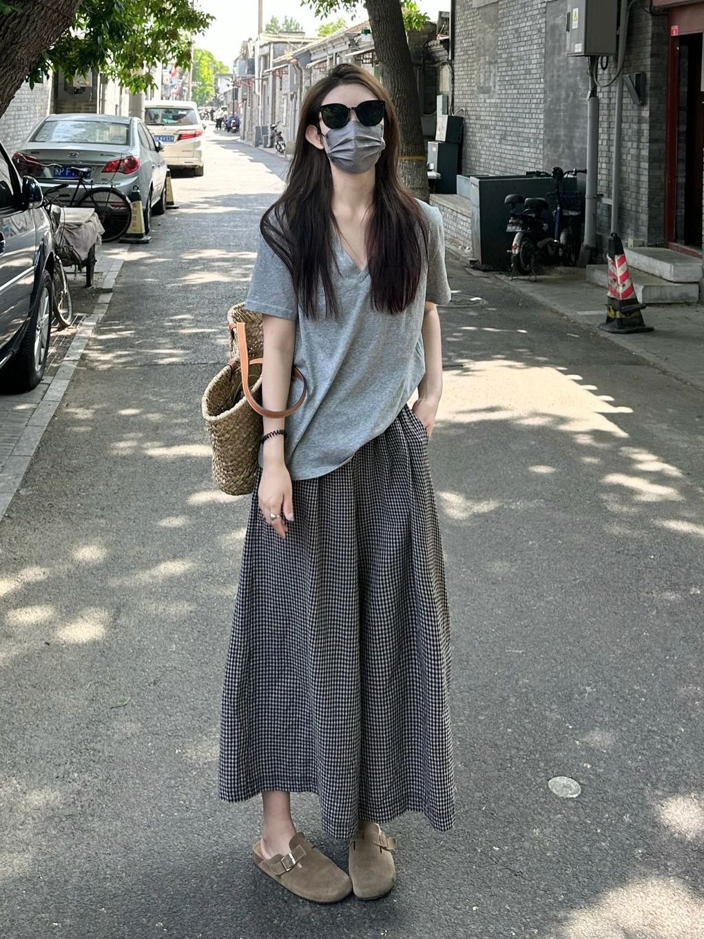 時尚套裝女夏季2023新款寬鬆V領短袖T恤上衣搭配高腰顯瘦闊腿褲子