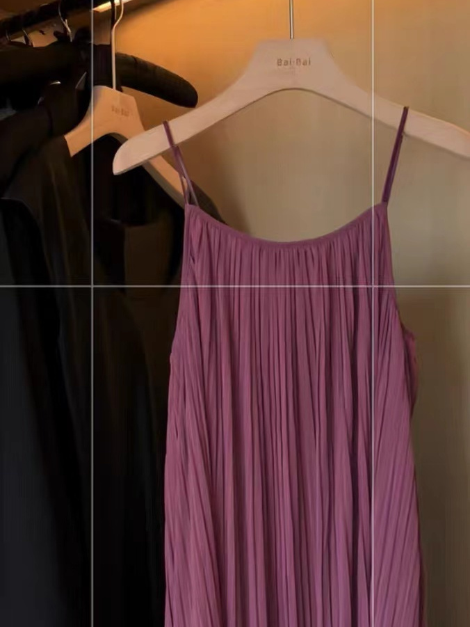 夏季2023新款高级感吊带连衣裙气质韩版简约垂感百搭显瘦褶皱长裙