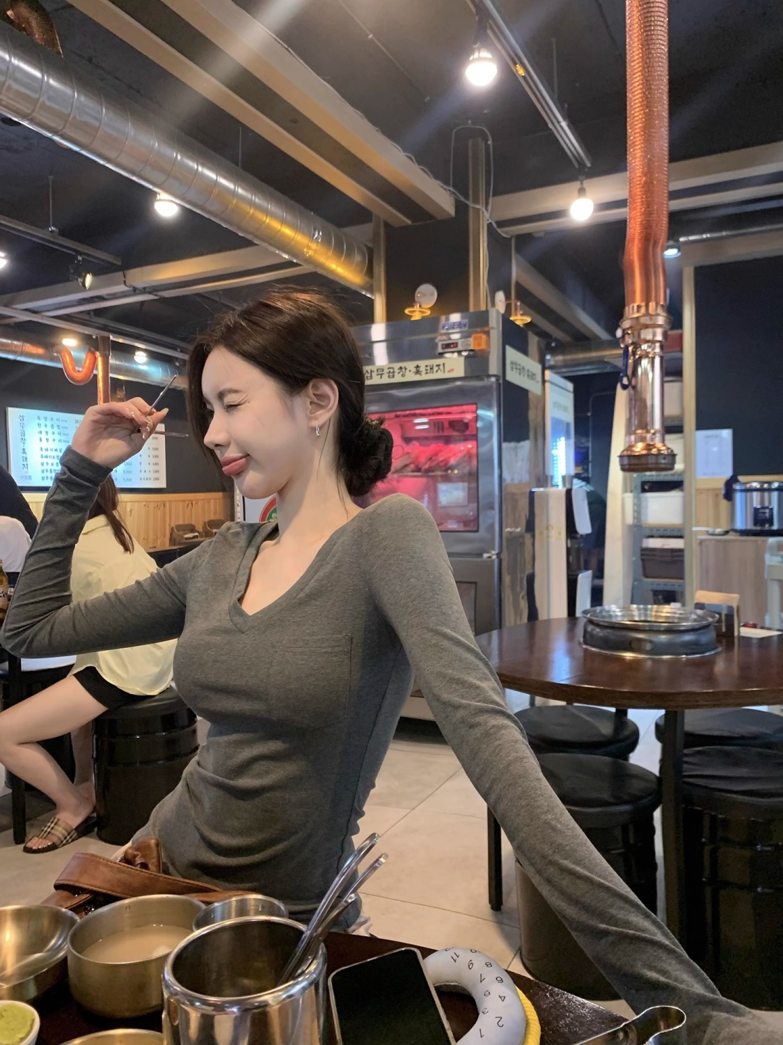 秋季修身顯瘦打底衫V領長袖百搭T恤設計感小眾貼袋針織純欲上衣女