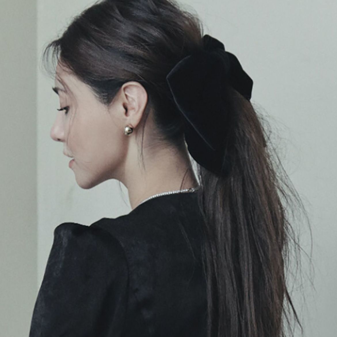 Black velvet bow on the back of the head, large, high-end hairpin, Japanese and Korean internet celebrity top clip, simple face-showing headpiece