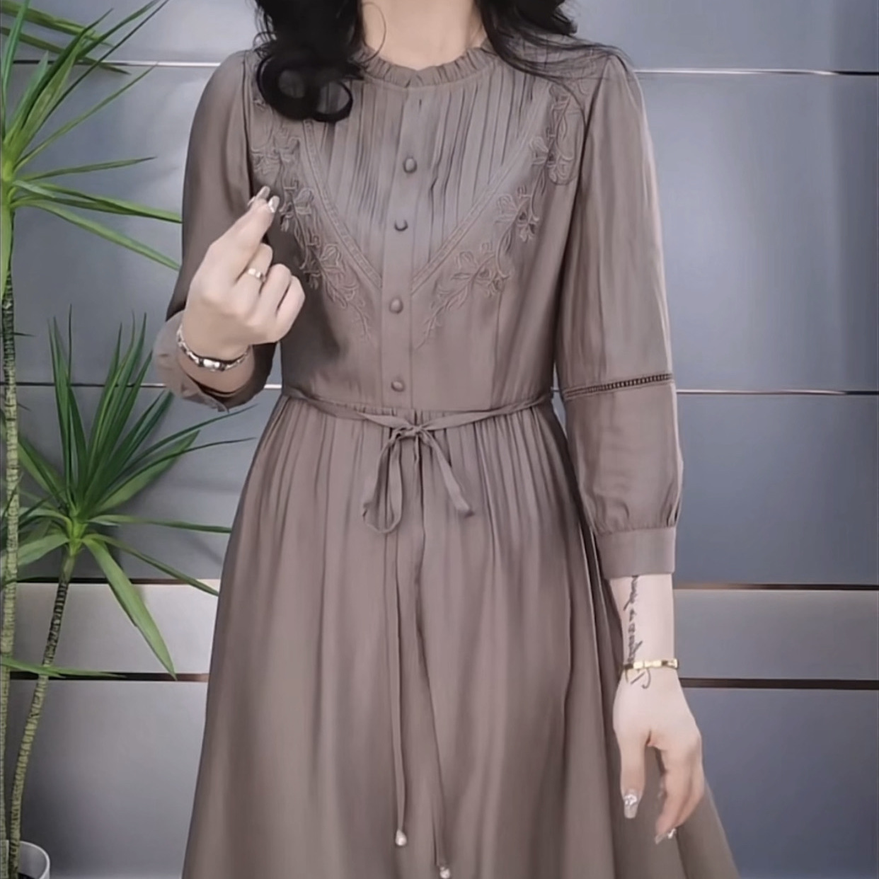 萊賽爾天絲連衣裙2023新款女裝秋時尚洋氣顯瘦七分袖高檔刺繡裙子