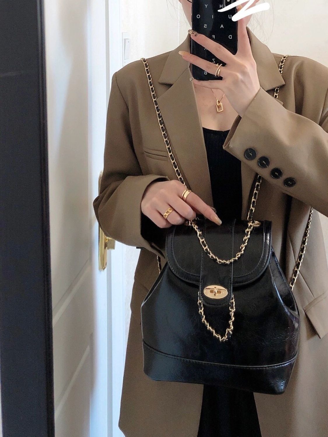 Shoulder chain bag black small fragrant wind water bucket bag Korean small crowd design all-match high-grade oily wax leather small backpack